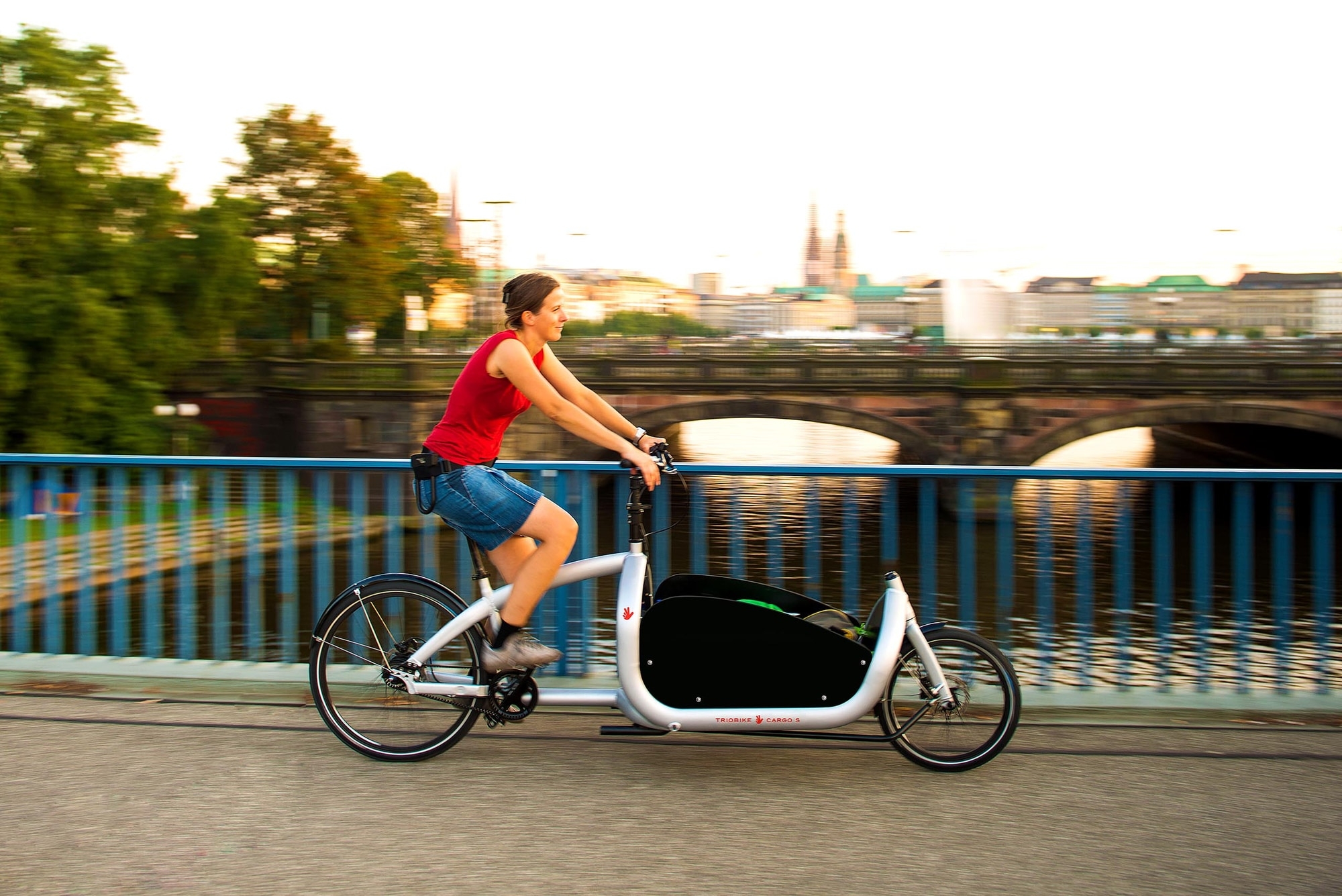 Entdecken Sie das Triobike Cargo 2: Ideal für urbane Mobilität mit großem Ladebereich. Perfekt für umweltbewusste T