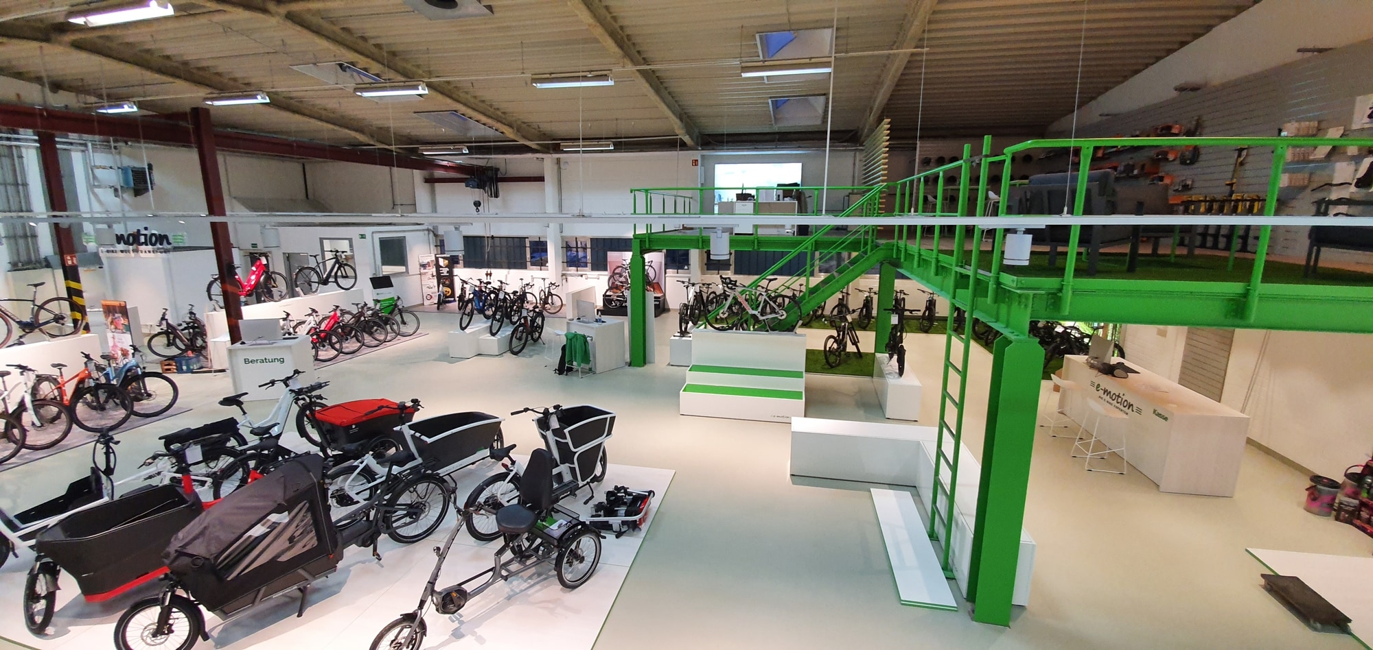 Moderne E-Bikes und Lastenräder bei e-motion. Entdecken Sie die Vielfalt und innovative Designs im großzügigen Show