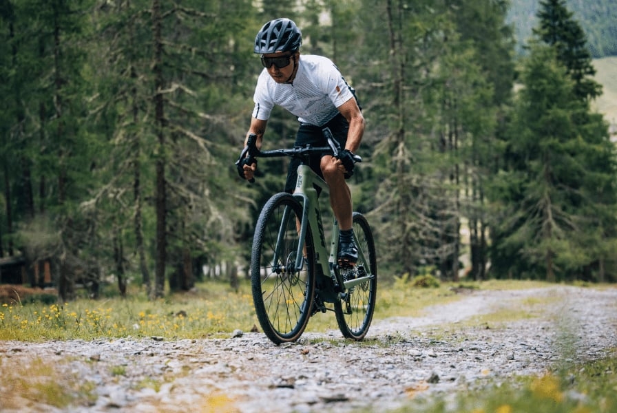 Radfahrer auf KTM-Bike auf Schotterweg im Wald