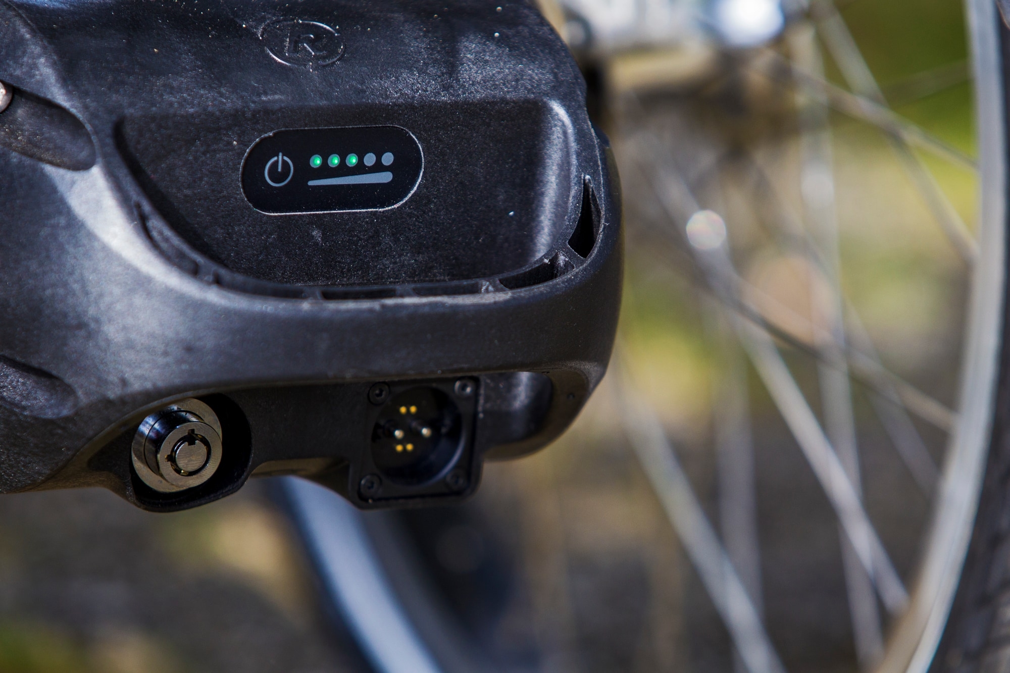 Detailaufnahme eines Cube E-Bike Akkus mit Ladeanschluss und Batteriestandsanzeige. Ideal für sportliche Touren.