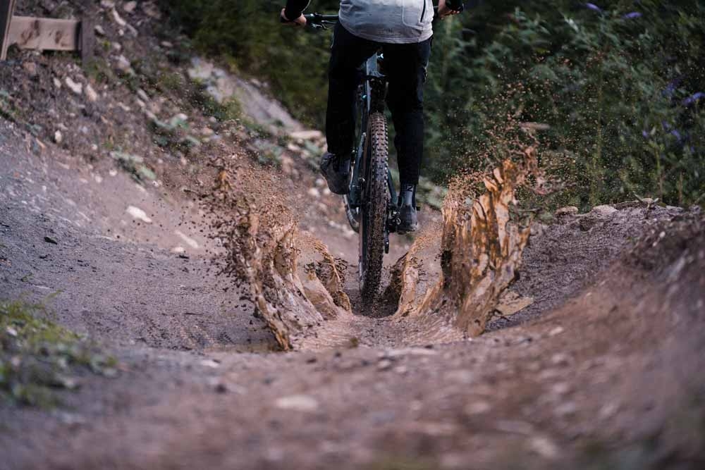Stürze dich mit dem Onza RC in aufregende Offroad-Abenteuer. Perfekte Kontrolle auf nassen Trails sorgt für ein unv