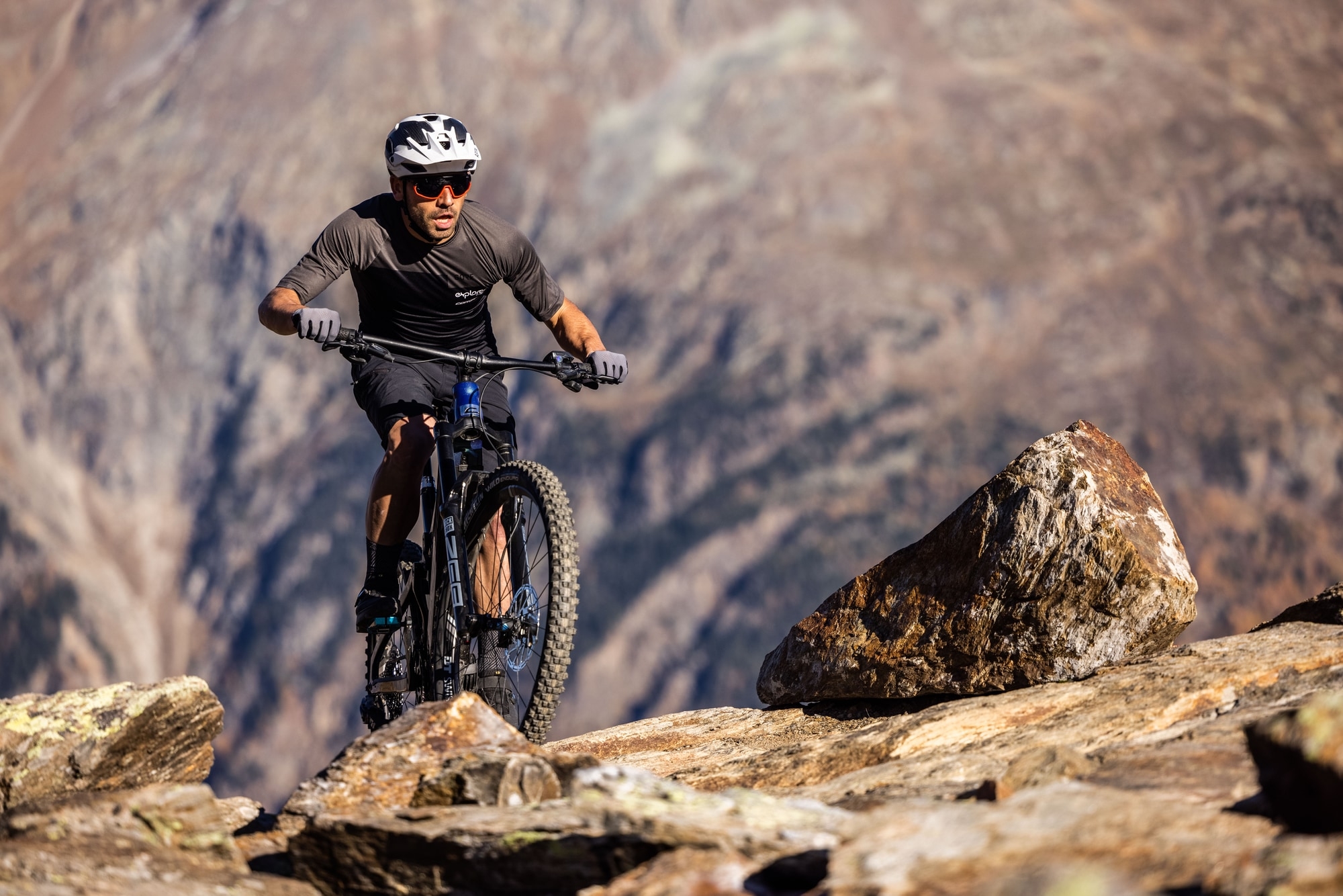 Erleben Sie Fahrspaß im Gebirge mit dem Corratec Mountainbike. Perfekt für Ihre nächste Outdoor-Herausforderung.
