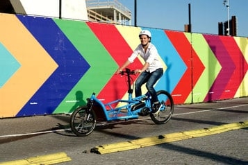 Lasten-E-Bike von Riese & Müller vor bunter Wand