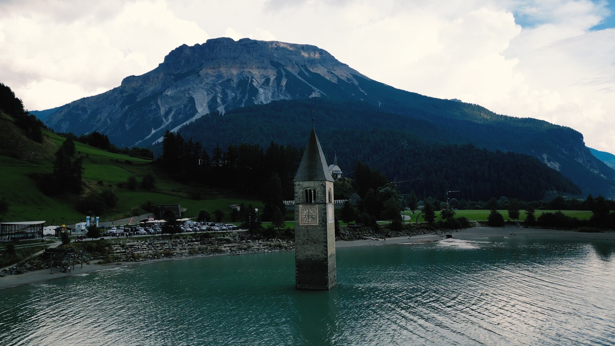 Das Bild zeigt den Reschensee