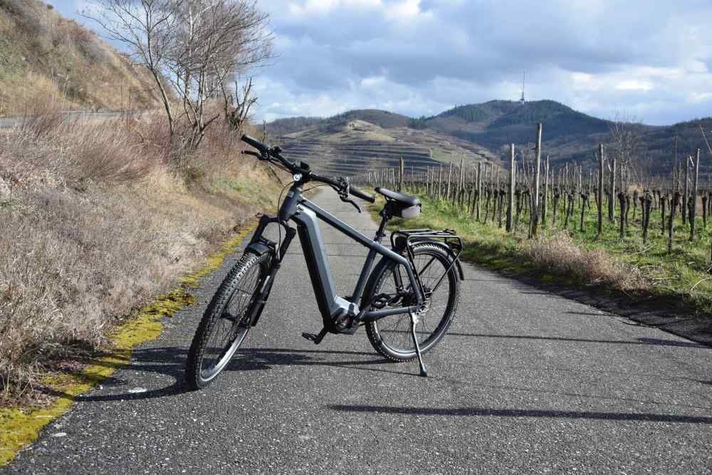 E-Bike Charger GT auf ländlicher Straße mit Hügeln im Hintergrund