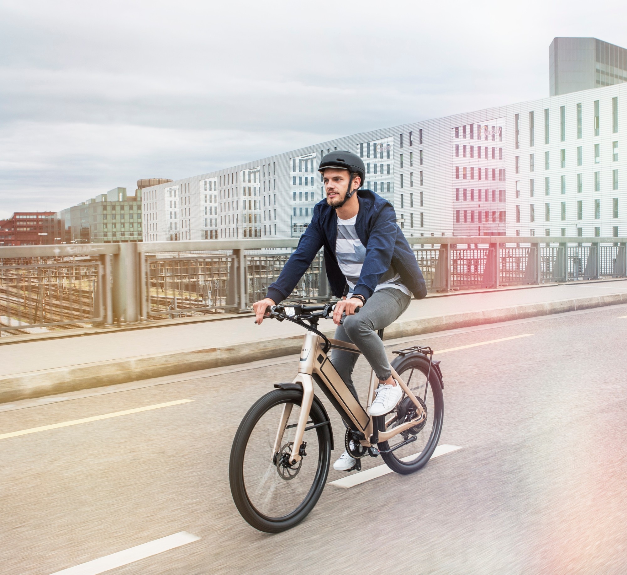 Das Bild zeigt einen Mann, der auf einem Stromer ST1 E-Bike fährt, das für urbane Umgebungen konzipiert ist.