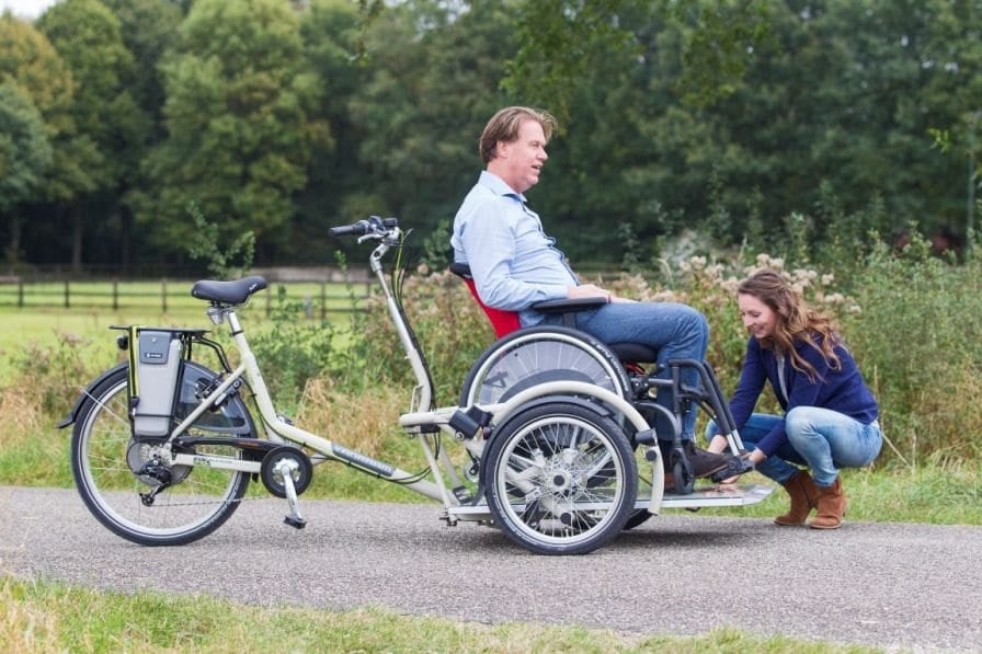 Rollstuhl mit Fahrradanhänger auf ländlichem Weg