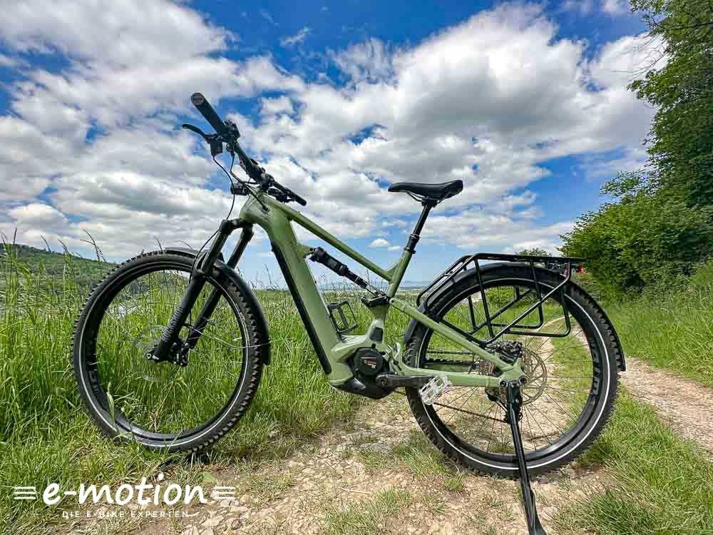 Cannondale Moterra E-Bike auf Naturpfad mit blauem Himmel