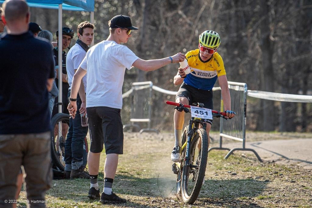 Mountainbike-Rennen: Radfahrer erhält Unterstützung auf der Strecke