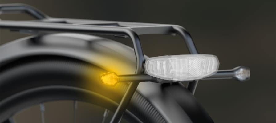 Nahaufnahme eines Fahrrad-Rücklichts mit Blinker