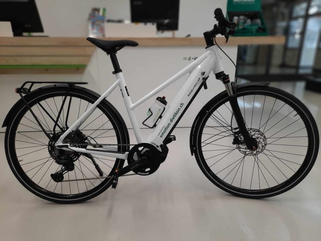 Weißes E-Bike mit Shimano Ausstattung und Gepäckträger