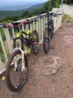 Zwei E-Bikes an einem Geländer mit Blick auf Landschaft