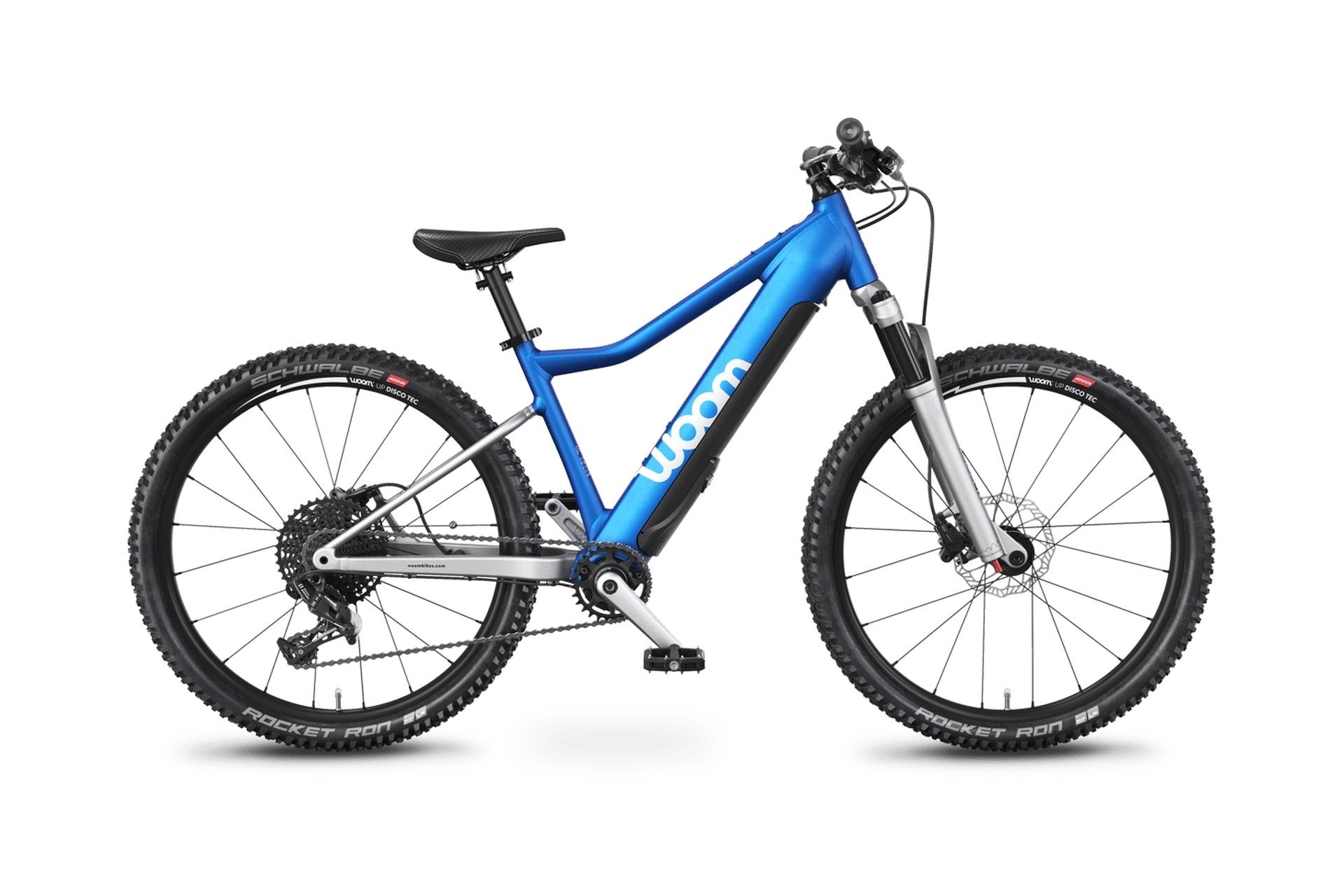 Entdecken Sie das blaue Woom E-Mountainbike, ideal für Abenteuerfahrten mit robusten Schwalbe-Reifen und sportliche