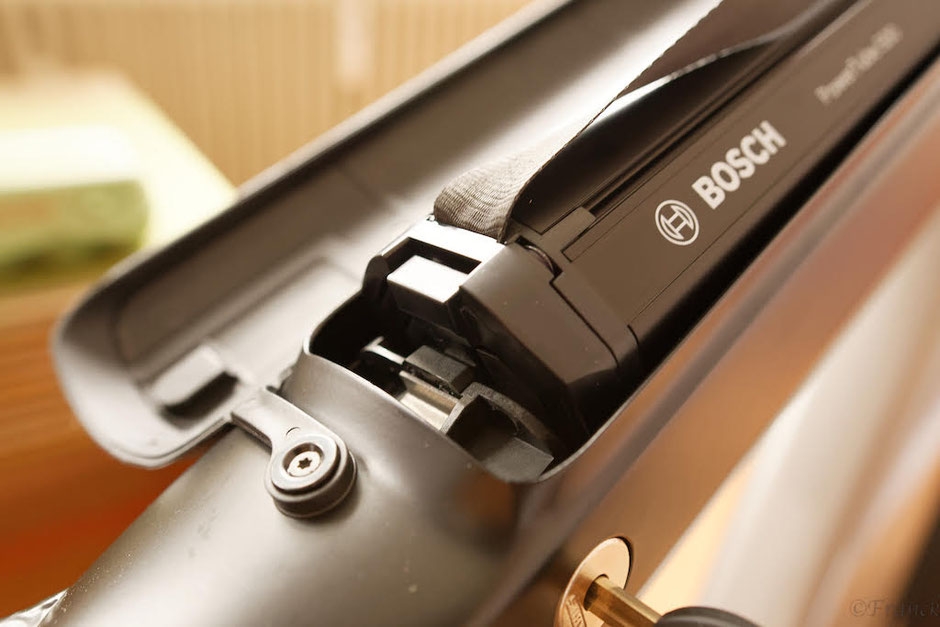 Entdecken Sie den hochwertigen Bosch PowerTube Akku integriert im Riese & Müller Supercharger für maximale E-Bike-P