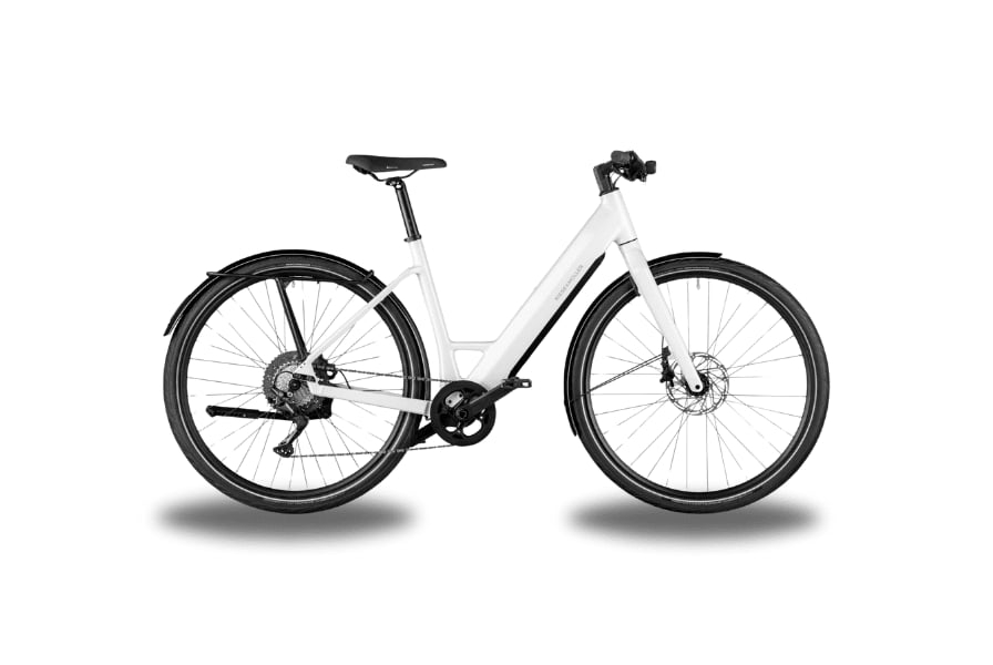 WeiĂes E-Bike mit Schutzblechen und Kettenschaltung