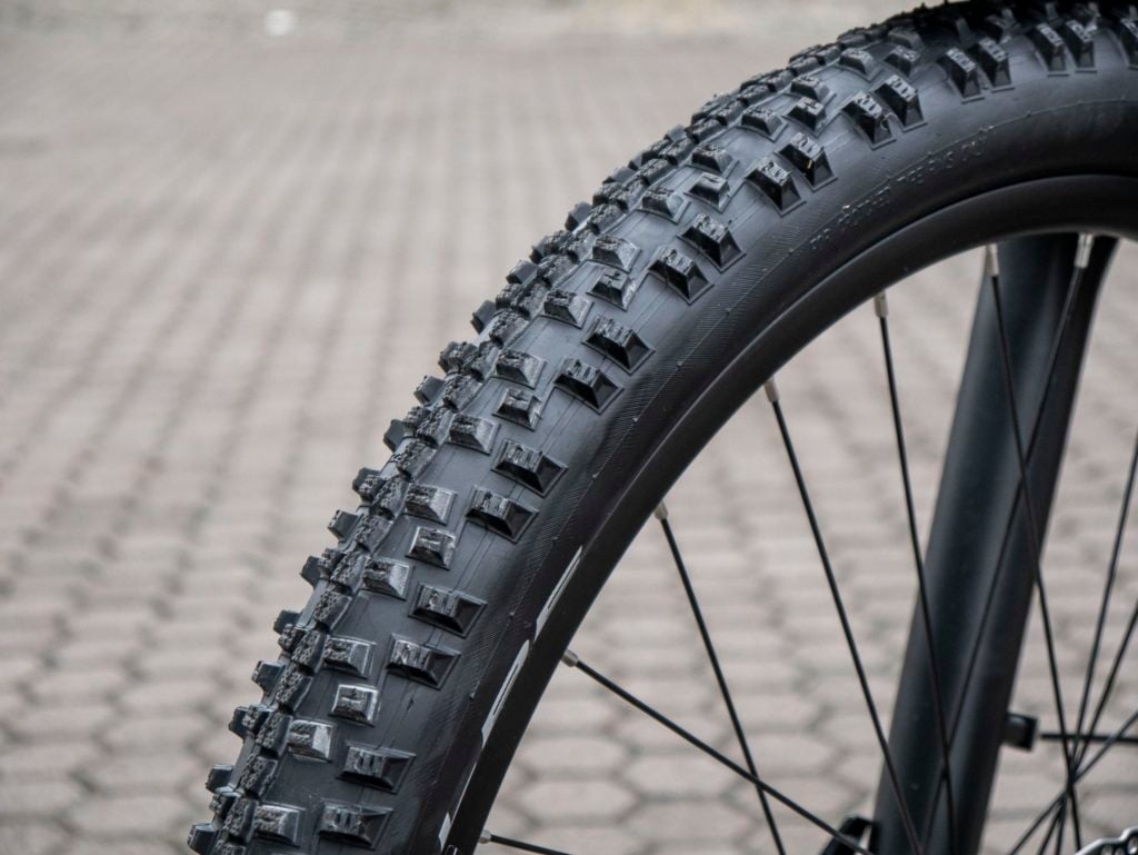 Nahaufnahme eines Mountainbike-Reifens mit grobem Profil