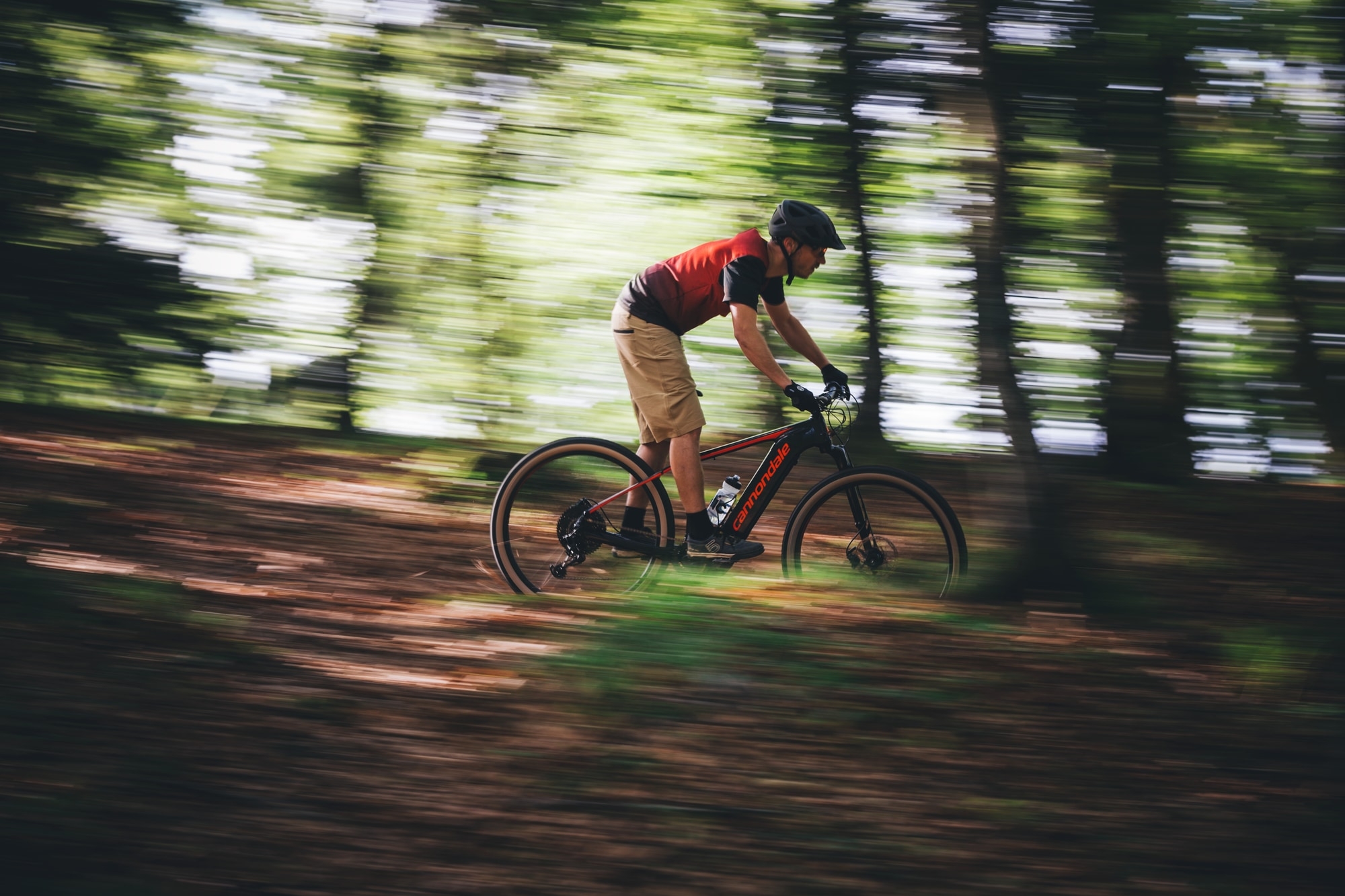 Entdecken Sie das Cannondale Trail Neo in Bewegung - perfektes E-Bike für dynamische Ausflüge im Gelände. Erleben S