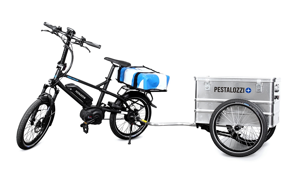Das Bild zeigt ein e-Bike mit einem Anhänger von Pestalozzi