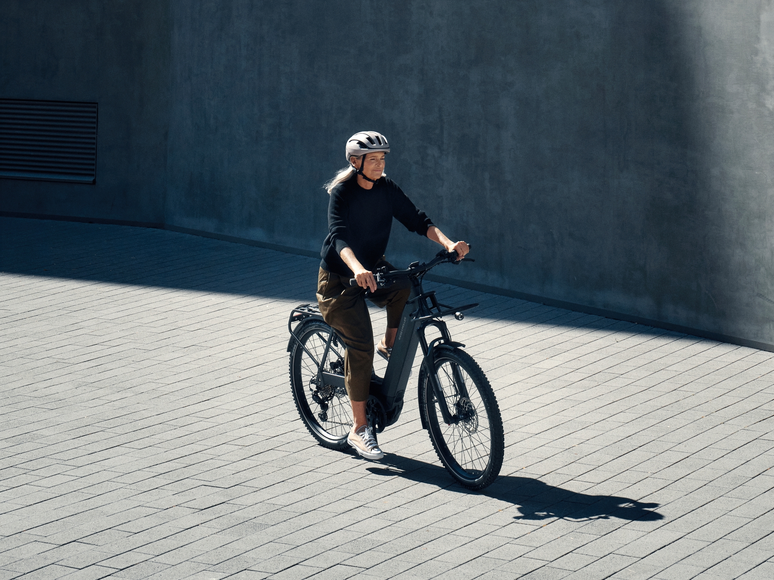 Entdecken Sie das Riese & MĂĽller Nevo4: innovatives E-Bike-Design fĂĽr urbanes Fahren. Perfekt fĂĽr stilbewusste Aben