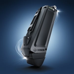 Bosch E-Bike Akku PowerTube mit LED-Anzeige vor blauem Hintergrund