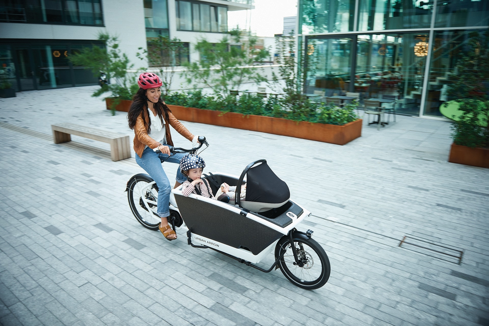 Entdecken Sie das Urban Arrow Lastenrad für komfortable und umweltfreundliche Familienausflüge in der Stadt.