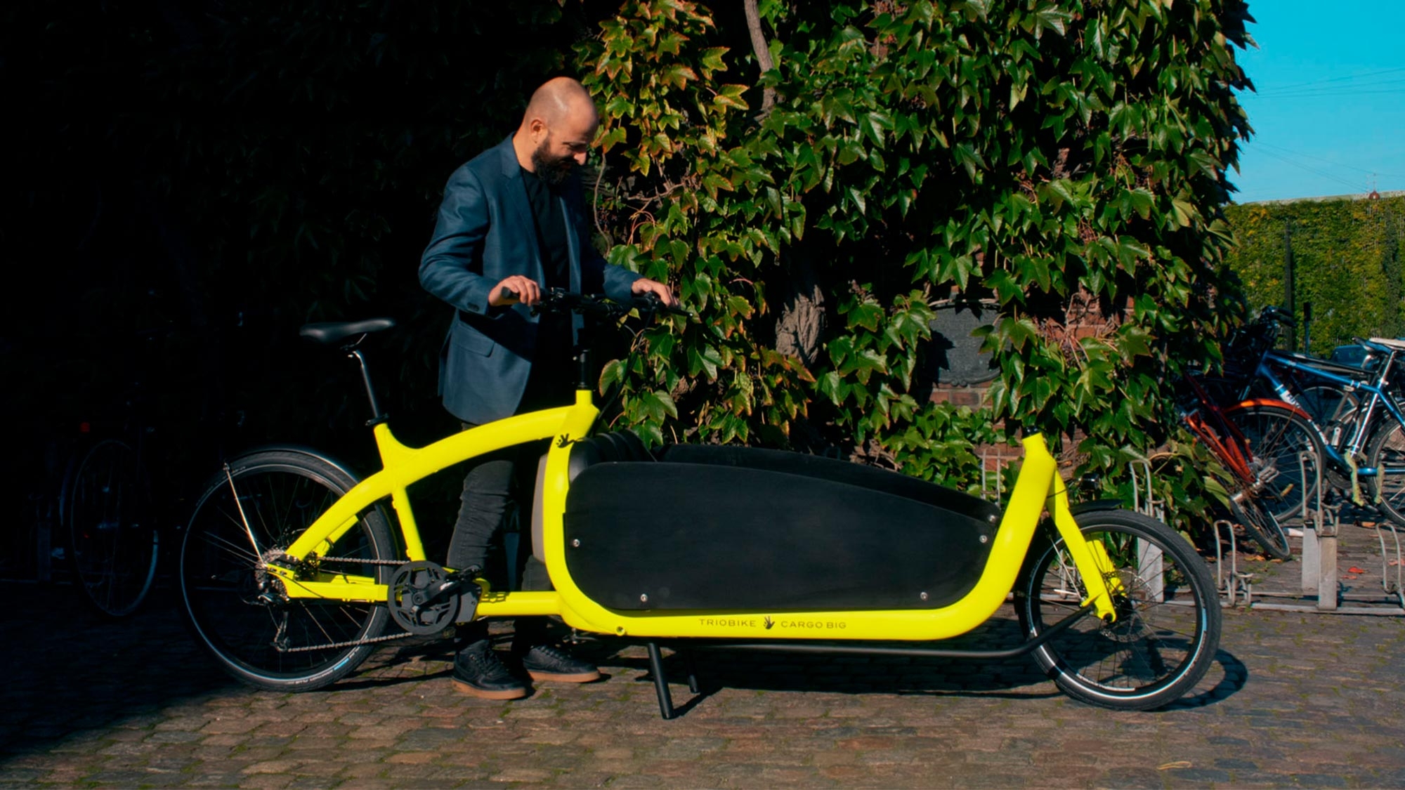 Erleben Sie das Triobike Cargo Big, ein innovatives Lastenrad, ideal für den urbanen Transport. Vielseitigkeit trif