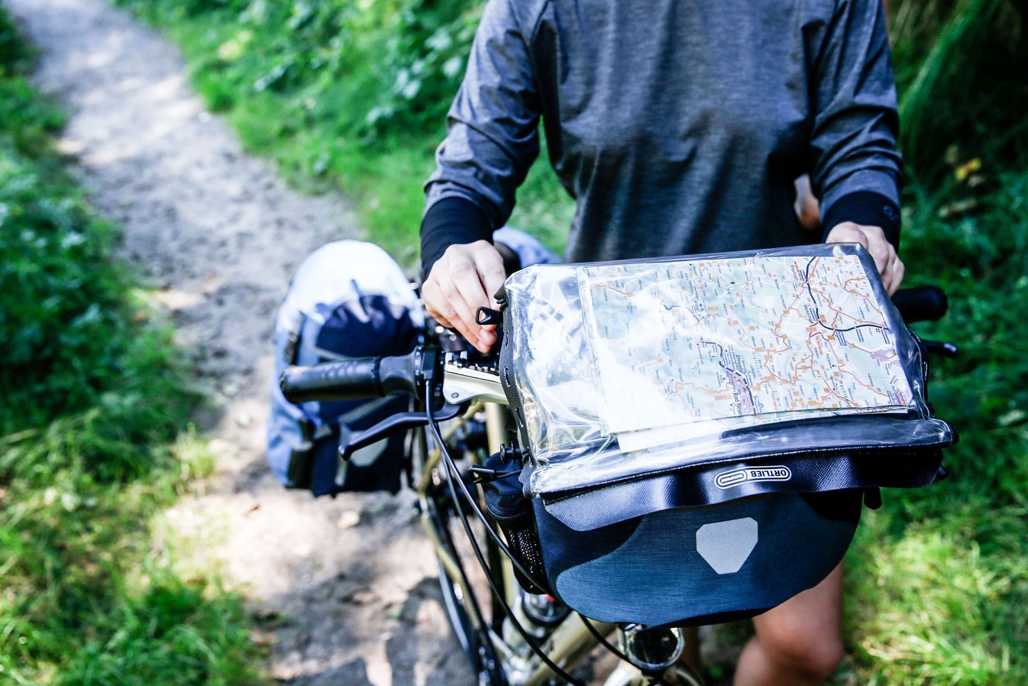 Bike mit Ortlieb Fahrradtaschen in der Natur