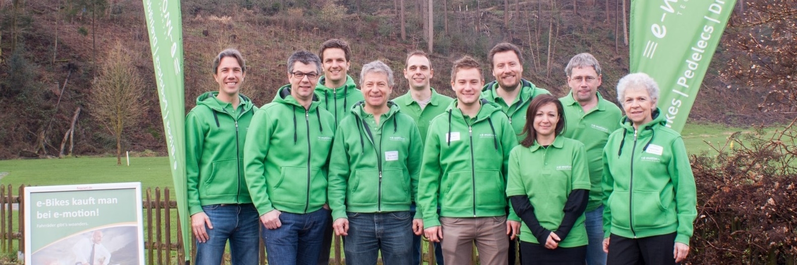 Mitarbeiter stehen vor dem ersten e-motion Shop in Lenzburg in der Schweiz.