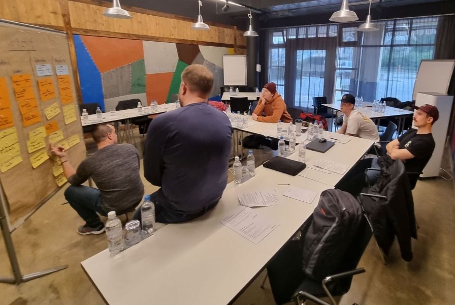 Workshop mit Teilnehmern, die an einem Whiteboard arbeiten