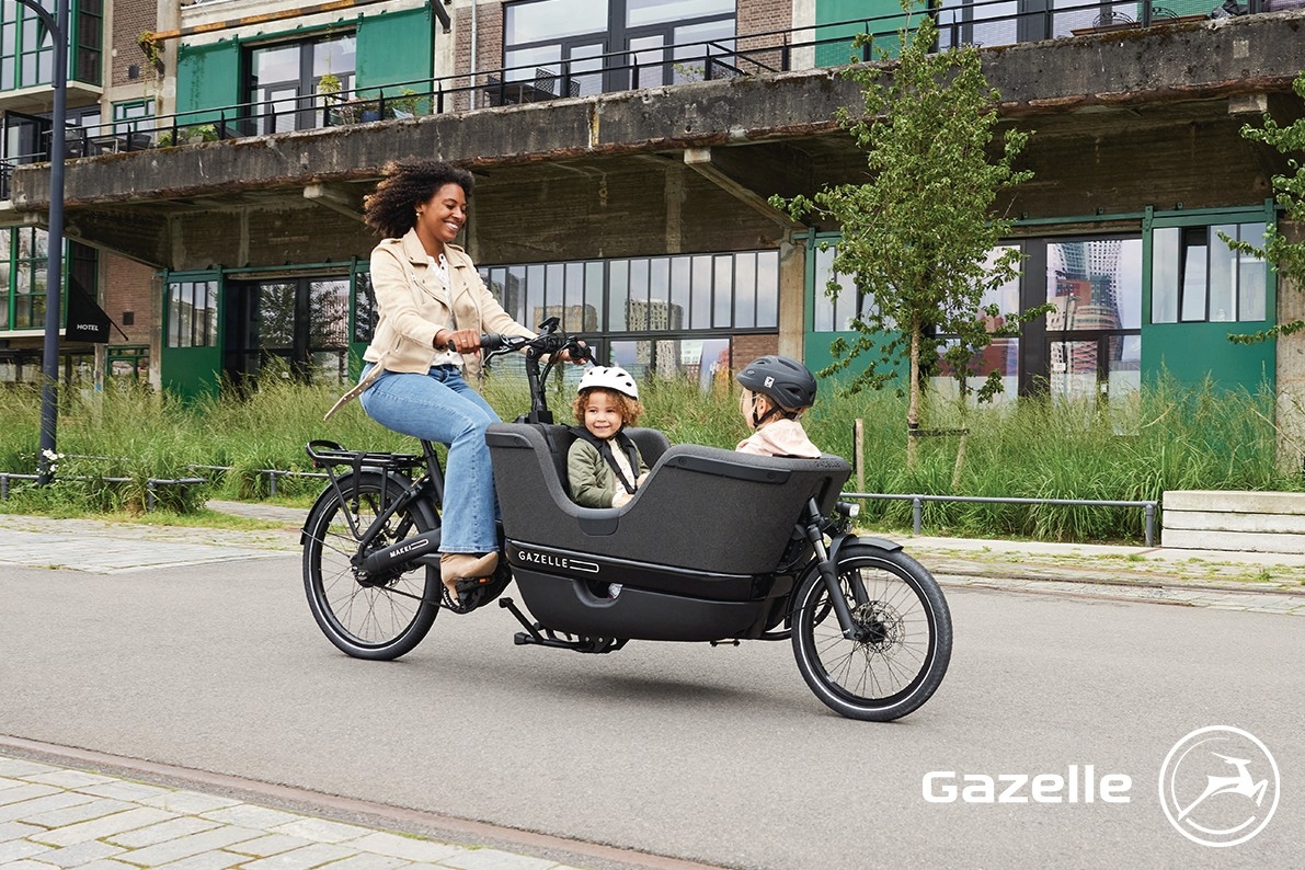 Frau mit zwei Kinder auf einem Gazelle Makki Travel