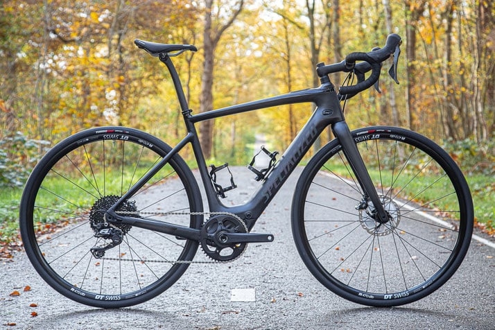 Specialized Creo SL Comp Carbon E-Bike auf Herbststraße