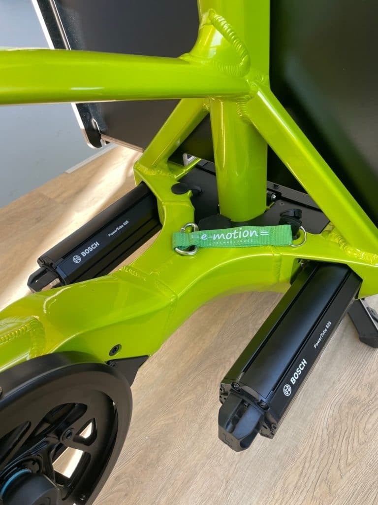 Grünes E-Bike mit Bosch-Akkus und e-motion Branding