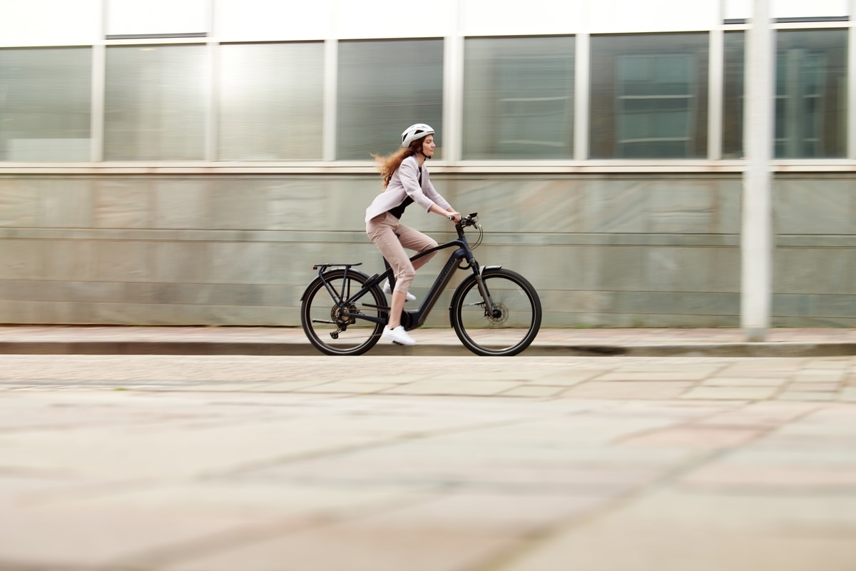 Modernes Kalkhoff City E-Bike 2023, perfekt für die Stadt. Genießen Sie komfortables und stilvolles Fahren im urban