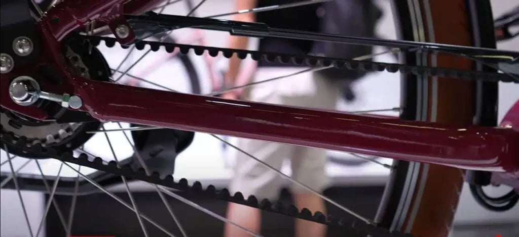 Nahaufnahme eines Riemenantriebs an einem Fahrrad