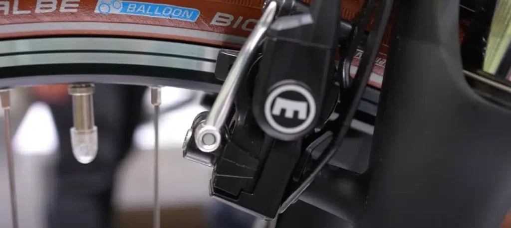 Nahaufnahme einer Felgenbremse an einem Fahrrad mit Schwalbe Reifen