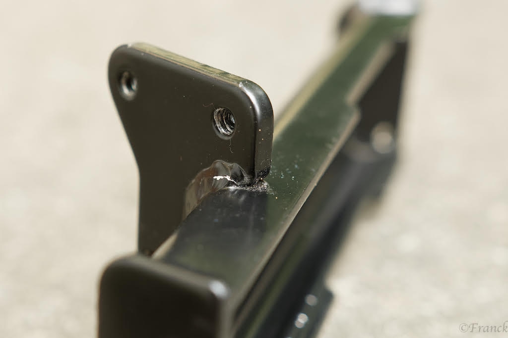 Detail einer stabilen Metallstruktur. Ideal für Anwendungen mit hohen Belastungen.