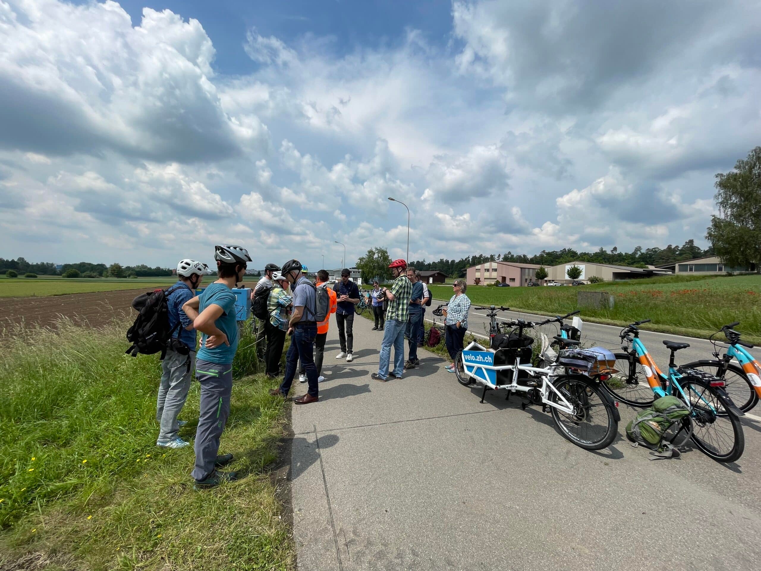 Das Bild zeigt eine Hochschul Exkursion mit e-Bikes