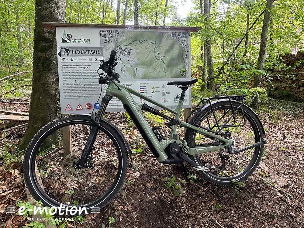 Cannondale Moterra Neo E-Bike vor Informationstafel im Wald