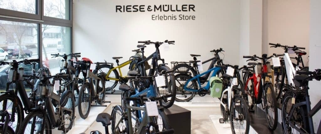 Riese & MĂĽller E-Bikes im Erlebnis Store ausgestellt