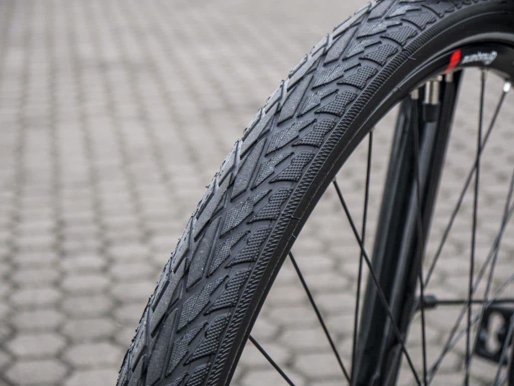 Nahaufnahme eines Fahrradreifens auf gepflastertem Boden