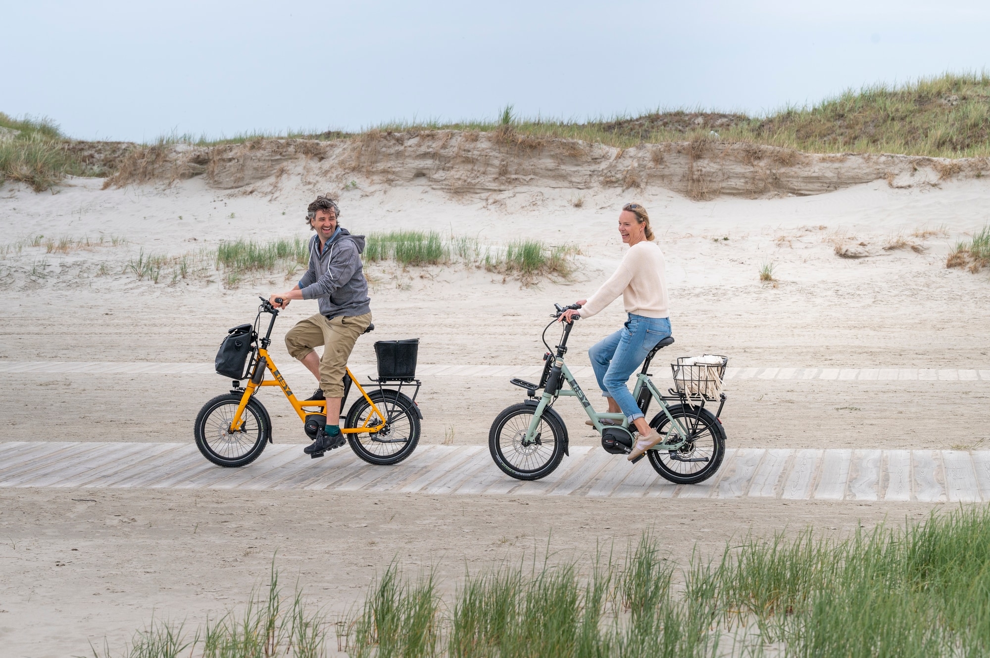Erleben Sie die Freiheit mit den kompakten iSY E5 E-Bikes. Perfekt für entspannte Fahrten am Strand und in der Stad