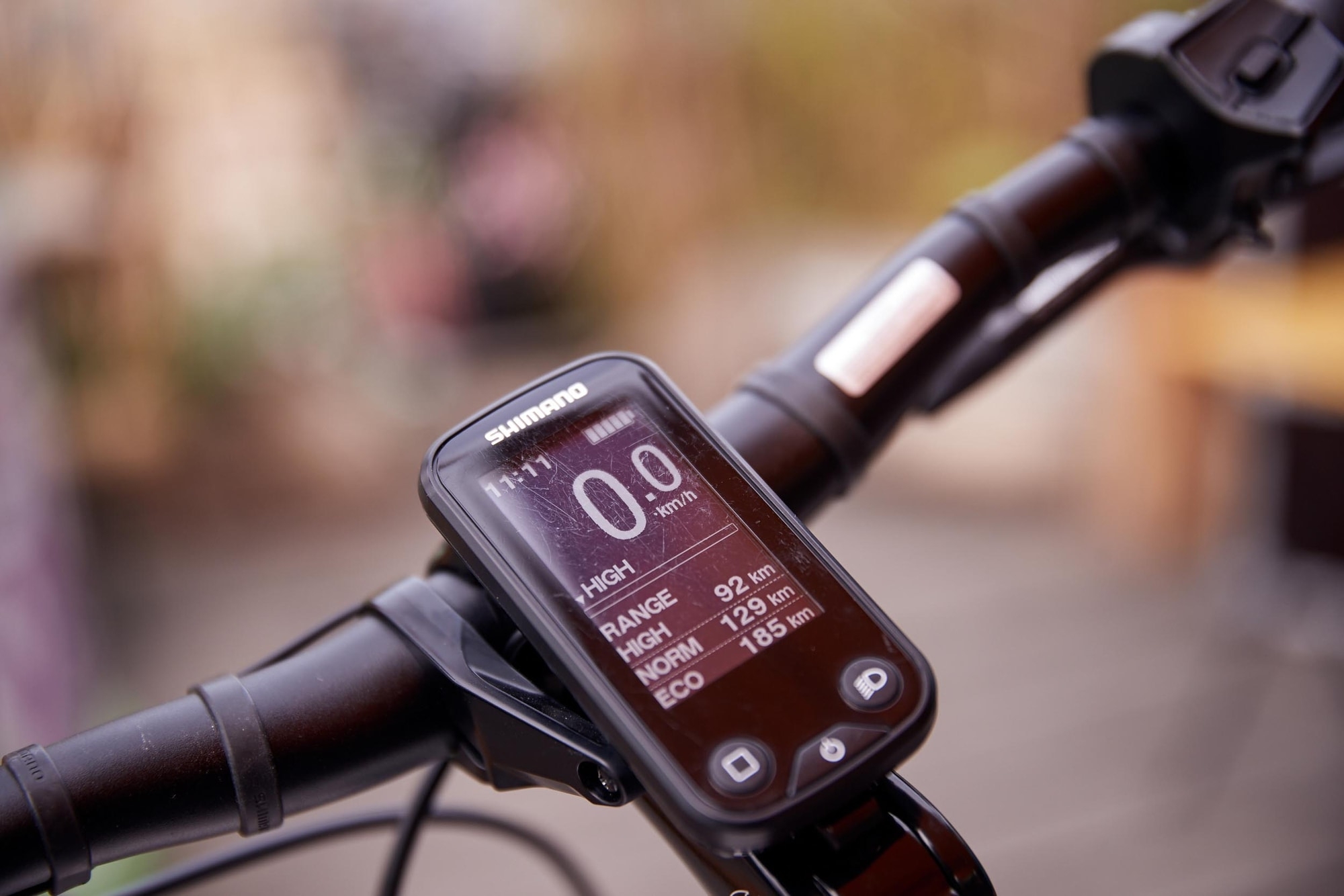 Entdecken Sie das Shimano E-Bike Display mit Geschwindigkeits- und Reichweitenanzeige für ein ultimatives Fahrerleb