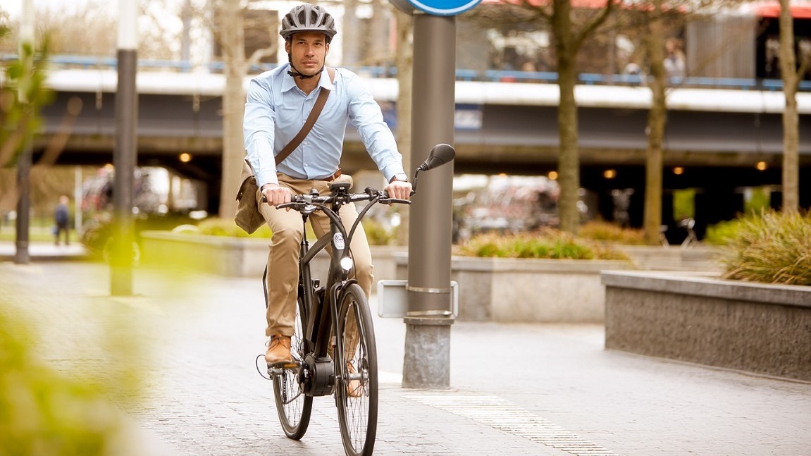 e-Bikes und Pedelecs eignen sich gut für Pendler, denn mit dem Elektrofahrrad kommt man in der Stadt schneller voran.