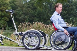 Durch die absenkbare Fläche beim Veloplus von VanRamm kann der Rollstuhlfahrer selbstständig auf das Spezialdreirad auffahren.