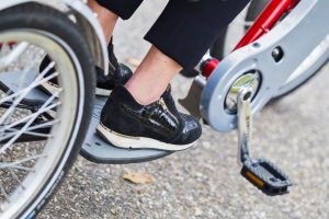 Auf dem Spezialdreirad und Tandem Fun2Go kann der zweite Fahrer bei Bedarf das Treten einstellen und die Füße auf der Bodenplatte anstellen.