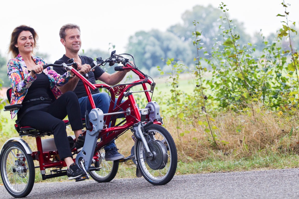 Das Fun2Go von VanRaam ist ein Dreirad für Erwachsene als Tandem bei dem die zwei Fahrer nebeneinander Platz nehmen.