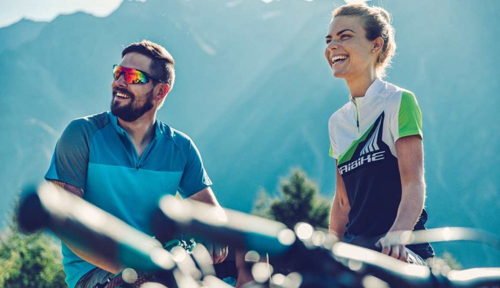 Dieses Paar hat seine e-bikes zu einer Tour in den Bergen mitgenommen